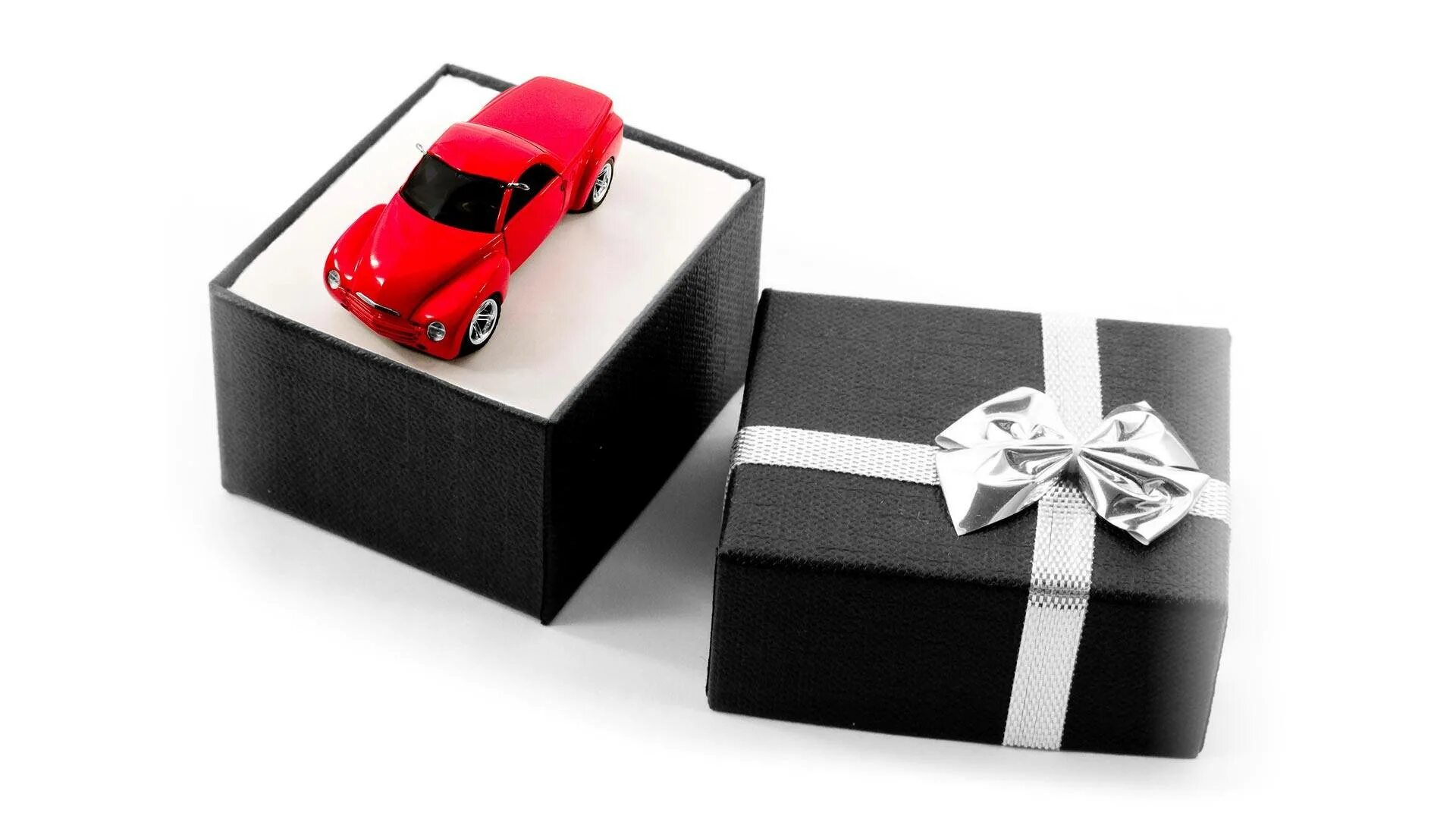 Машинка из картона для детей. Машинка из картона. Машинки из гофрокартона. Подарочная коробка в виде машины. Машина из картона для детей.