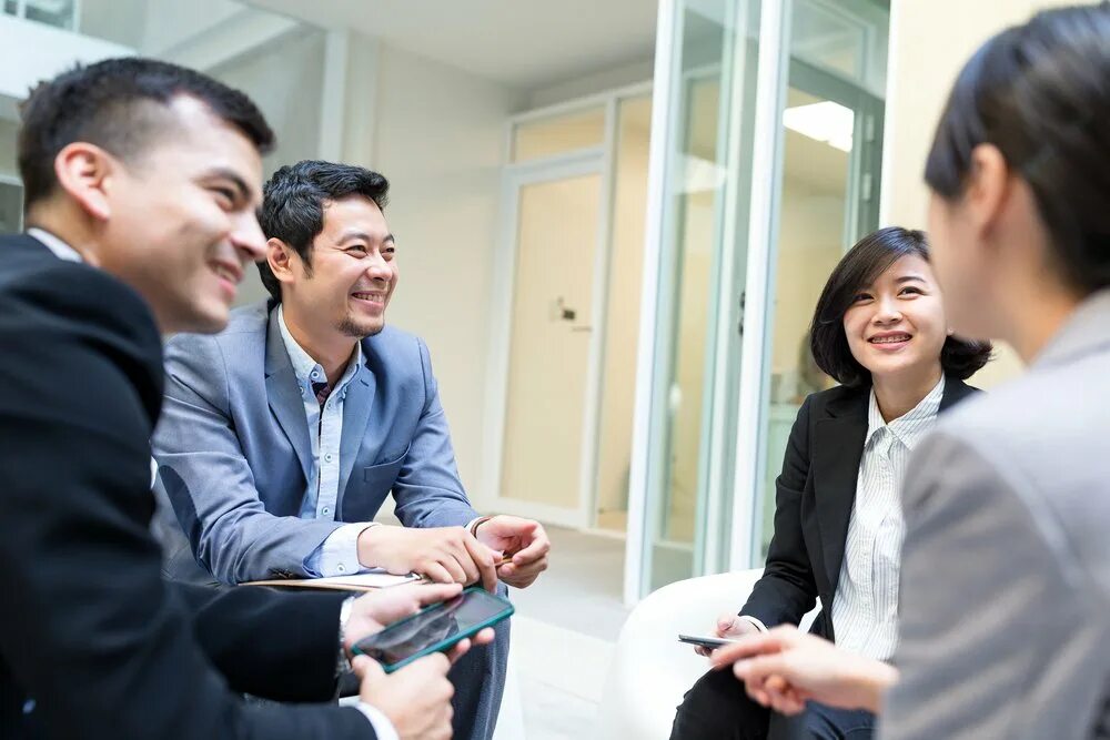 Corporate japan. Японские бизнесмены. Японцы в баре. Корпоративный дух японии. Деловая встреча японцев.