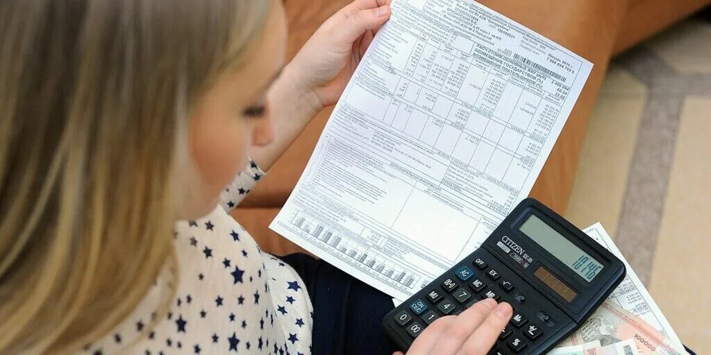 Человек с квитанцией жкх. Услуги жкх. Человек с квитанцией жкх. Коммуналка выросла. Повышение тарифов жкх.