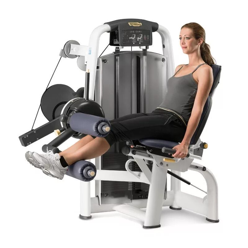 Curl bot. Тренажер technogym leg curl. leg curl machine тренажёр. разгибание ног в тренажере лежа. technogym разгибание ног.