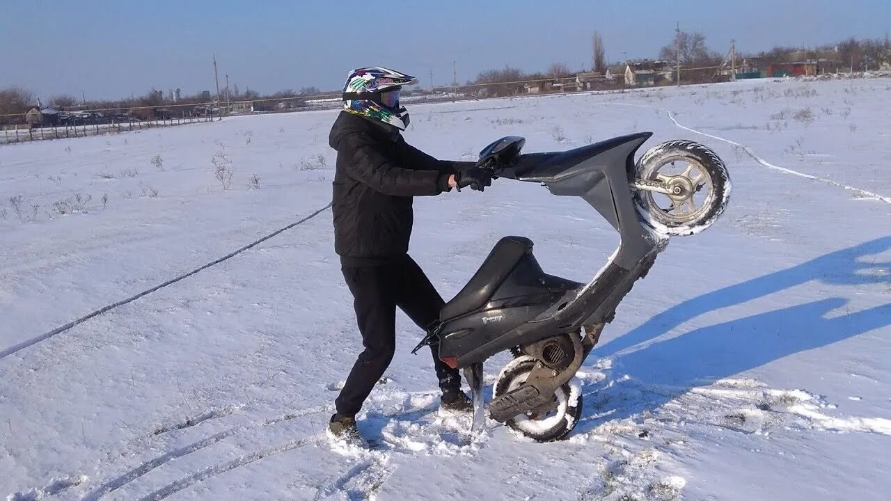 Скутер зимой. Скутер по снегу. Зимний мотороллер. Скутер зимний зимний скутер. Скутер после зимы