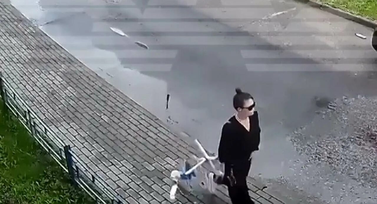 Девочка выбросилась с 17 этажа. Левобережная улица выпала женщина. В краснодаре выпала девушка. Упавший ребенок с высоты. Девочка выпрыгнула из окна воронеж.