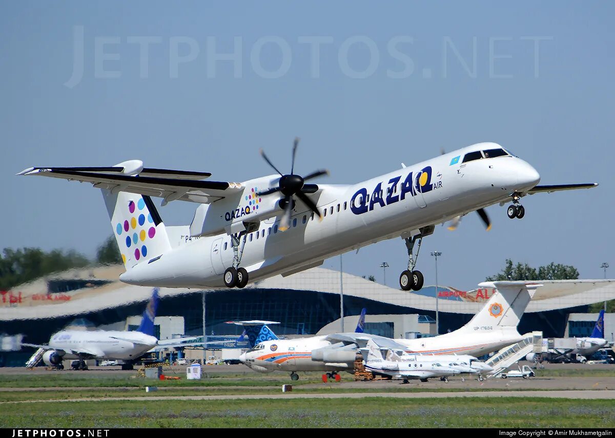 Dash 8 q400 Qazaq Air. Воздушное судно DHC-8 Qazaq Air. Казак АИР. Самолеты казак Эйр фото.
