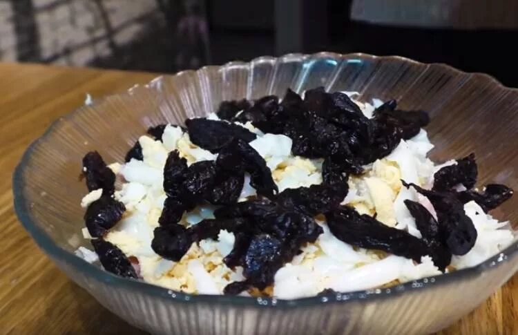 Салат дамский каприз с курицей и черносливом и орехами. Салат с копчёной курицей и черносливом и грецкими. Салат с черносливом и курицей и грецкими орехами и грибами. Салат с черносливом и курицей и грецкими орехами. Дамский каприз с черносливом и грецким орехом.