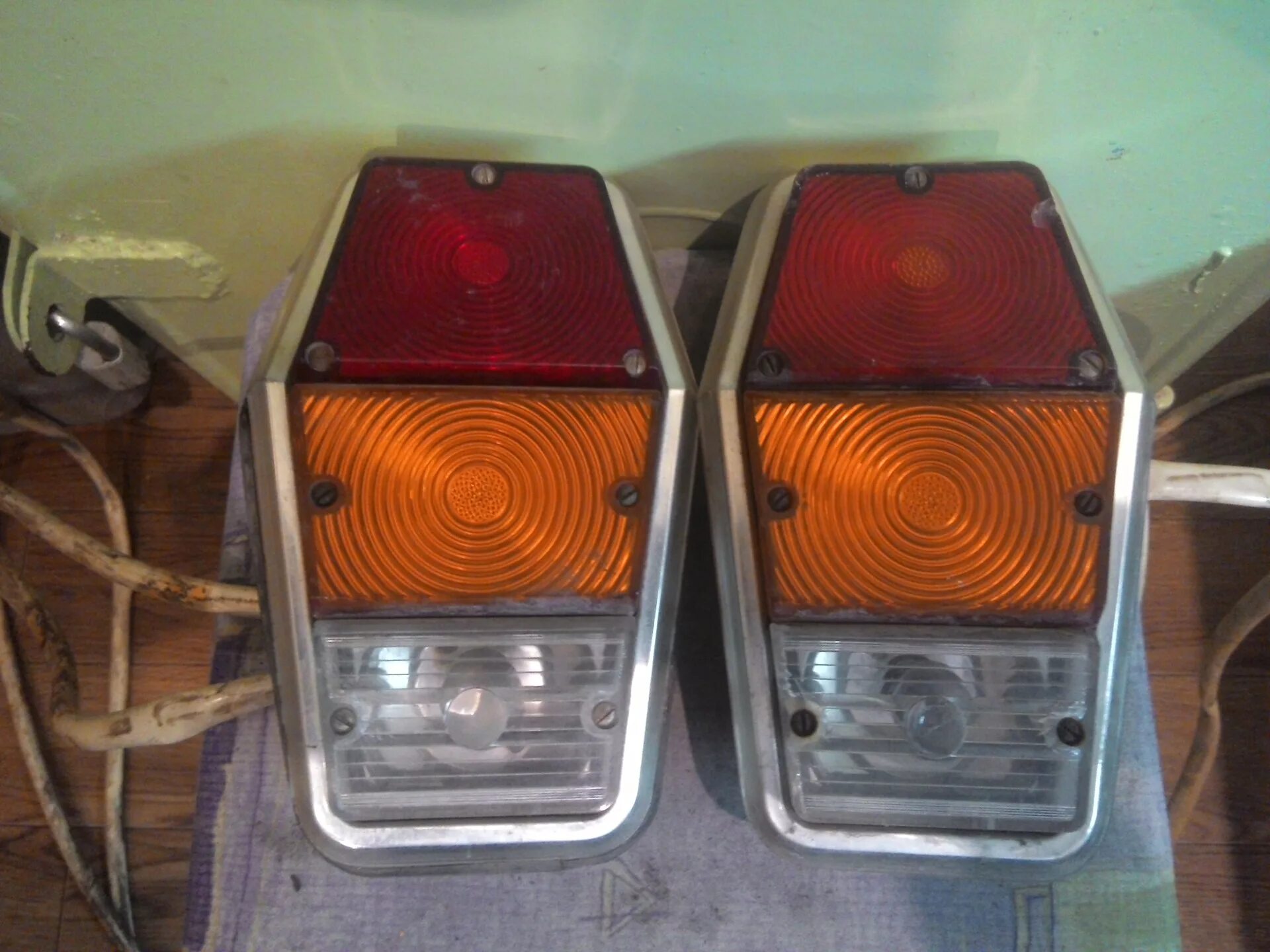 Фонарь газ купить. Задние фонари ГАЗ 24-01. Задние фонари ГАЗ 24 металлические. Экспортные задние фонари ГАЗ 24.