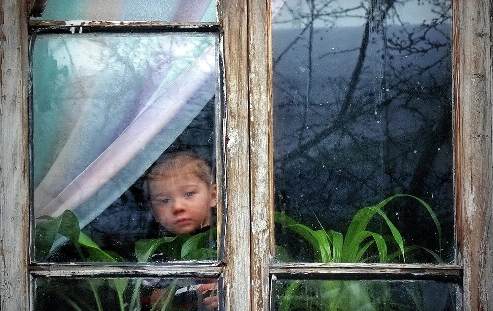 В окнах свет и нет войны. Ребенок за окном. Отражение в окне. Окно в деревне. Человек за окном.