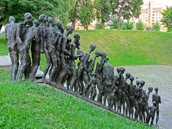 Жертвы холокоста в беларуси. Памятник жертвам холокоста в минске. мемориал яма в минске. минское гетто мемориал. минское гетто памятник.