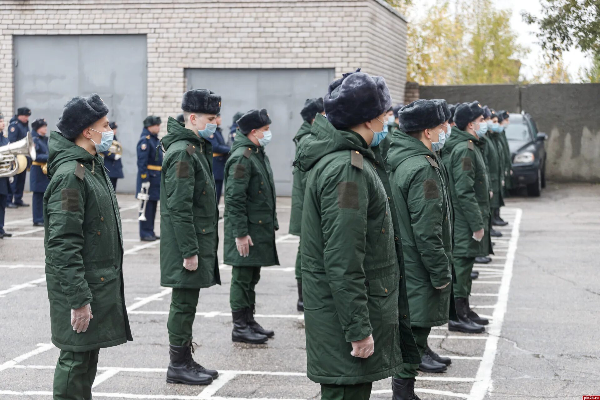 Отправка призывников в армию. Призыв в армию. Торжественная Отправка призывников. Антипиха сборный пункт. Псковские призывники 2022.