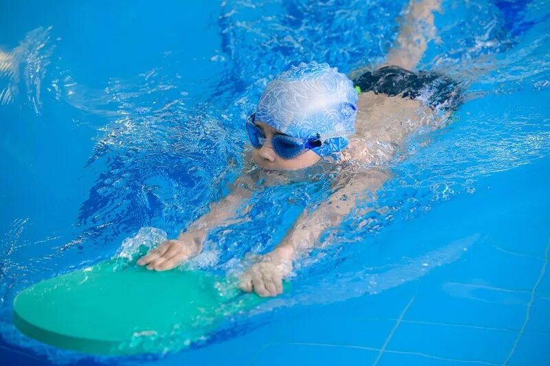 The children are swimming. Бассейн Кроль Одинцово. Плавание дети. Плавание для дошкольников. Дети в бассейне.