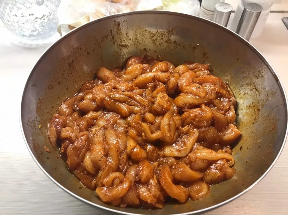 Куриная грудка с подливой рецепты. Курица в сливочно чесночном соусе. Курица в сливочном соусе в духовке. Куриные грудки в сливочном соусе. Грудка с грибами в сливочном соусе.