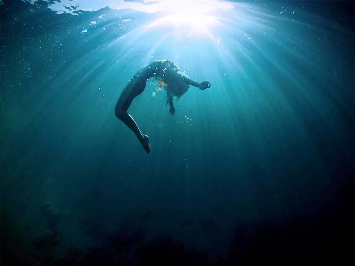 Погрузиться на дно океана. Человек под водой. Девушка под водой. Погружение в воду. Ныряние под воду.