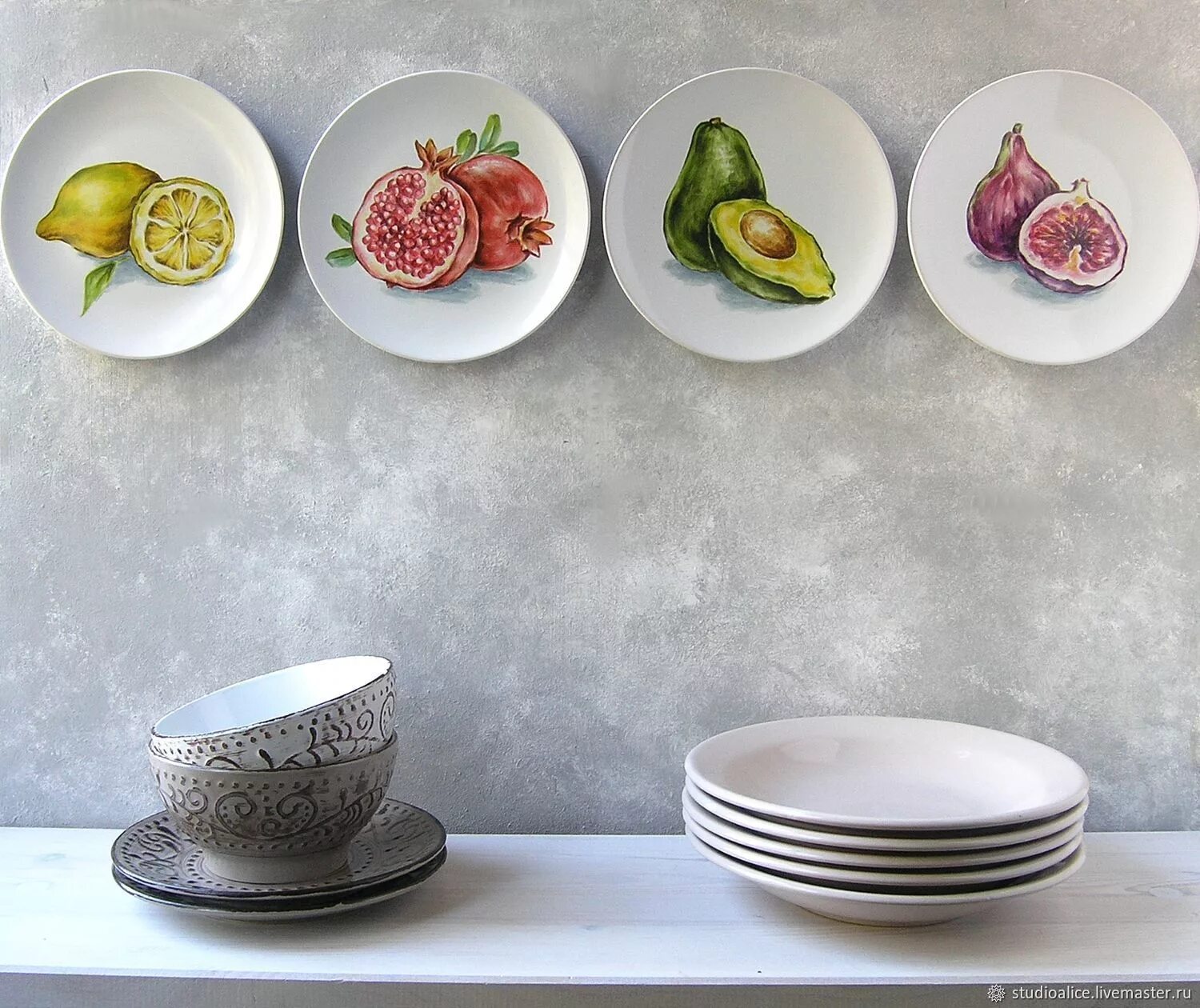 Интересная тарелка. Тарелки на стене. Декоративные тарелки в интерьере. Настенные тарелки в интерьере. Декоративные тарелочки для кухни.
