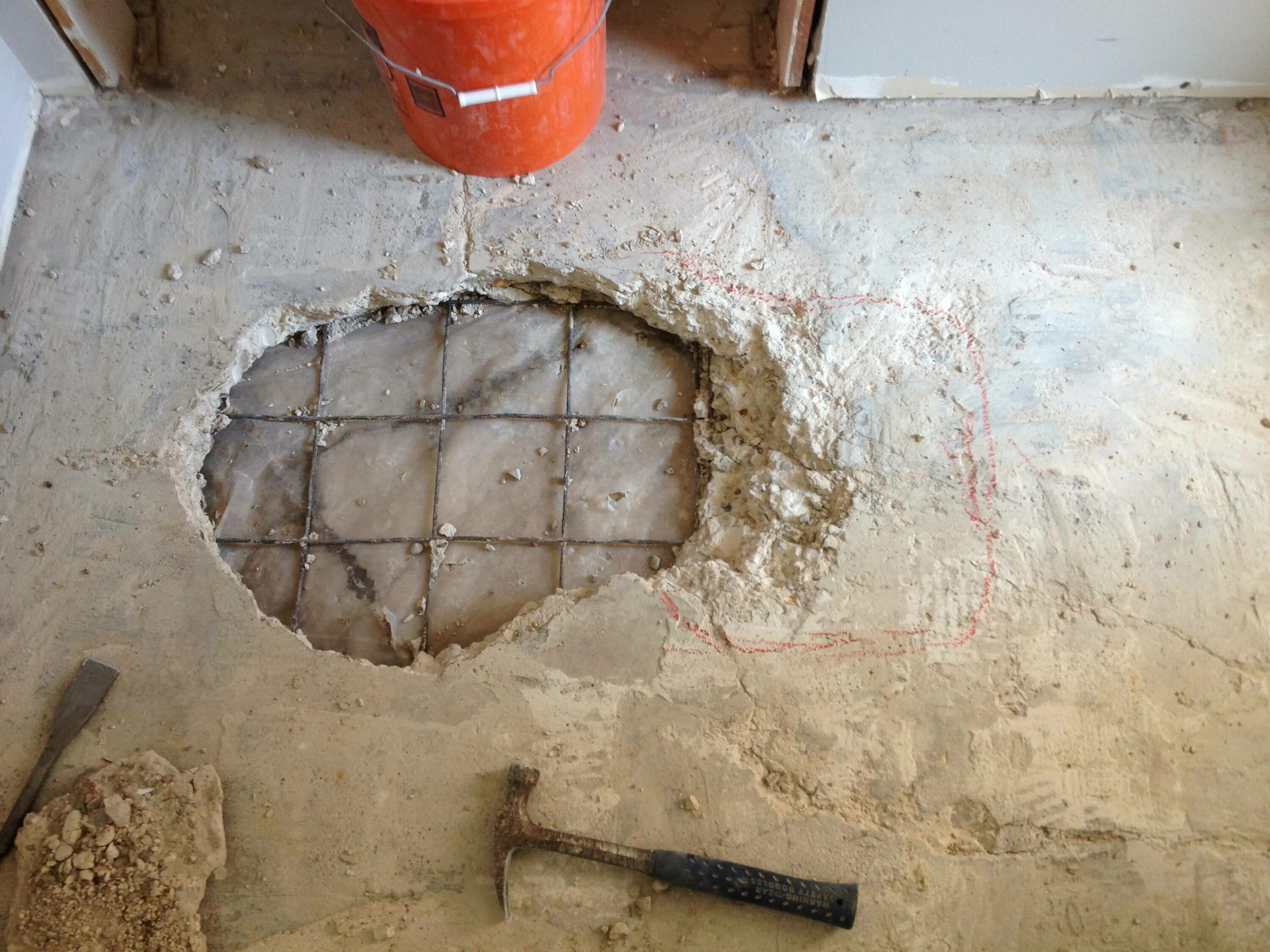 Трещины в бетонном полу. Отверстие в бетонном перекрытии. Дырки в бетонном полу. Железобетонные плиты с отверстиями. Дыра в бетонном полу.