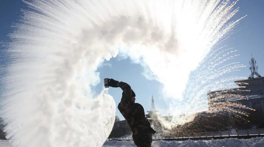 Фейерверк из кипятка на морозе. Кипяток на холоде. Фотосессия с кипятком на морозе. Горячая вода на морозе. Эффект мпембы.