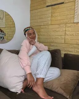 Ayaklarımı yalar mıydın?ayak ayakfetişi türbanlı türbanlıayak fetiş ç...