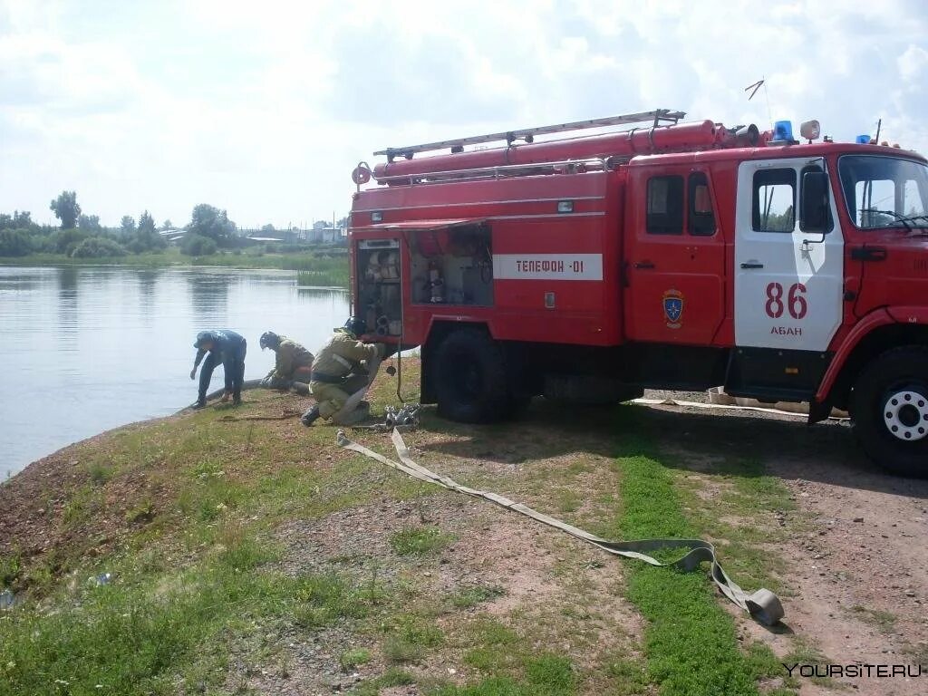 Без установки на водоисточник ац 40. Забор воды из водоема пожарной машиной ЗИЛ 131 АЦ 40. Забор воды из гидранта пожарной машиной ЗИЛ 131 АЦ 40. Забор воды из гидранта АЦ 40 5557. Забор воды ац40.