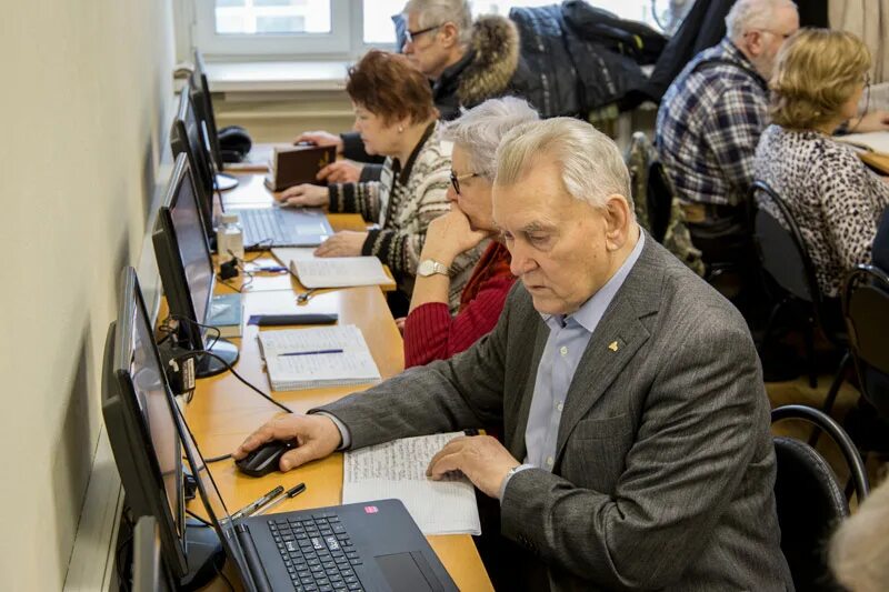Работающие пенсионеры москвы. Работающие пенсионеры. Пенсионер за компьютером. Пенсионеры Москвы за компьютером. Компьютерная грамотность для пенсионеров.