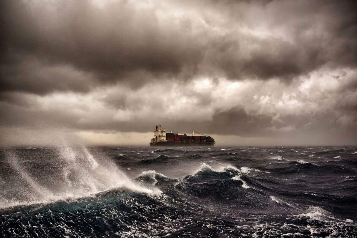 During storm. Бискайский залив волны убийцы. Море шторм. Корабль в шторм. Морская буря.