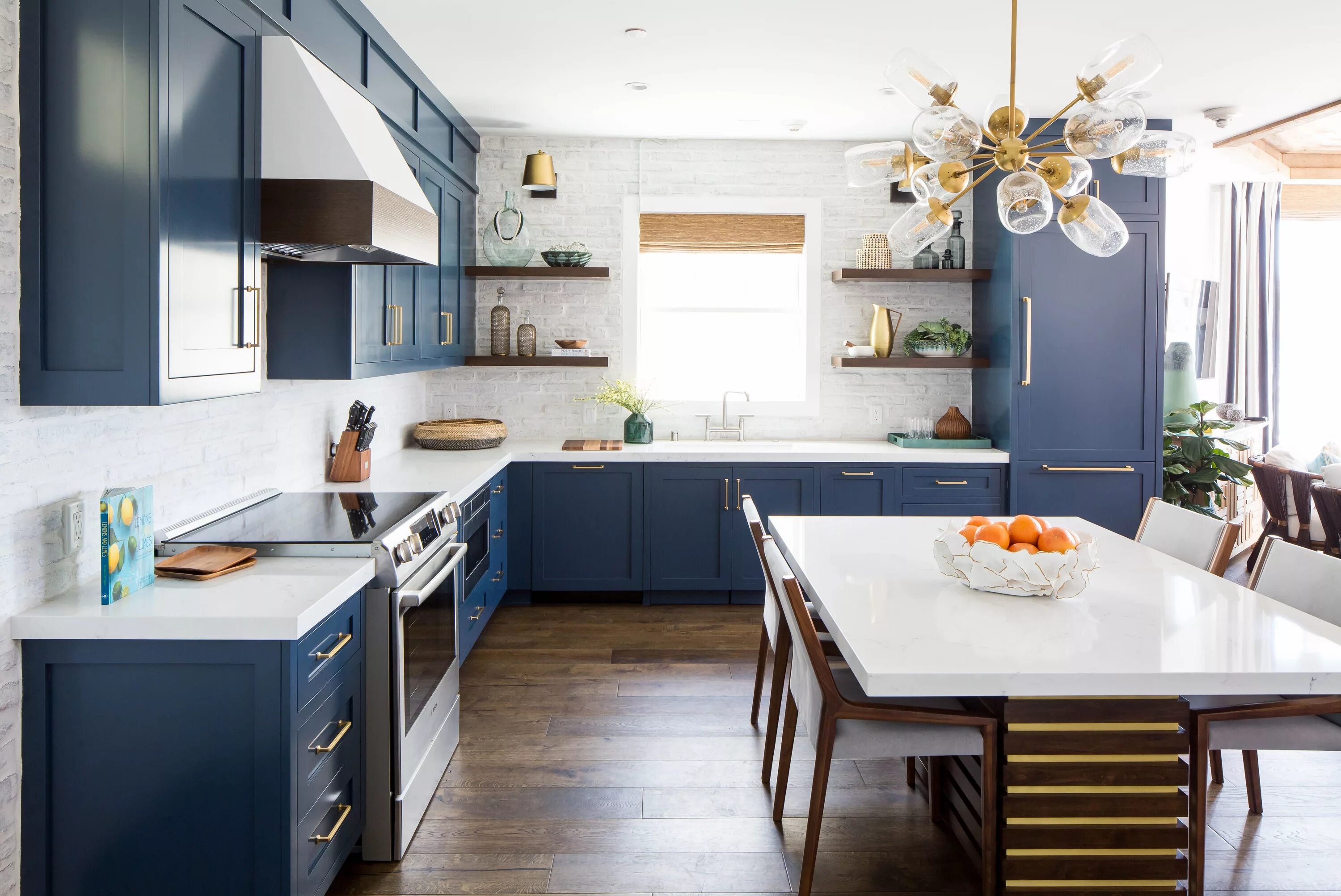 Синяя кухня. Синие кухни. Синяя кухня в интерьере. Голубая кухня с деревянной столешницей. Кухня синяя с деревом.