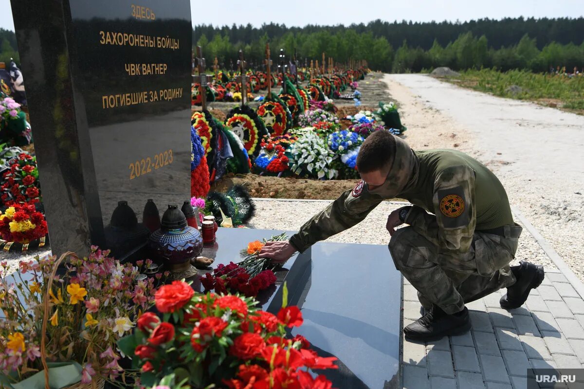 Кладбище вагнер николаевка самара. Пригожин с бойцами чвк вагнер. Бойцы чвк вагнера. Памятник бойцам чвк вагнера. Чвк вагнера свердловская область.