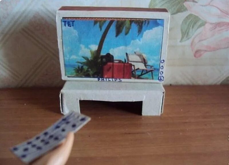 Телевизор из картона. Телевизор из картона для кукол. Телевизор из спичечного коробка. Телевизор из кортонки для куко л. Телевизор для кукольного домика.