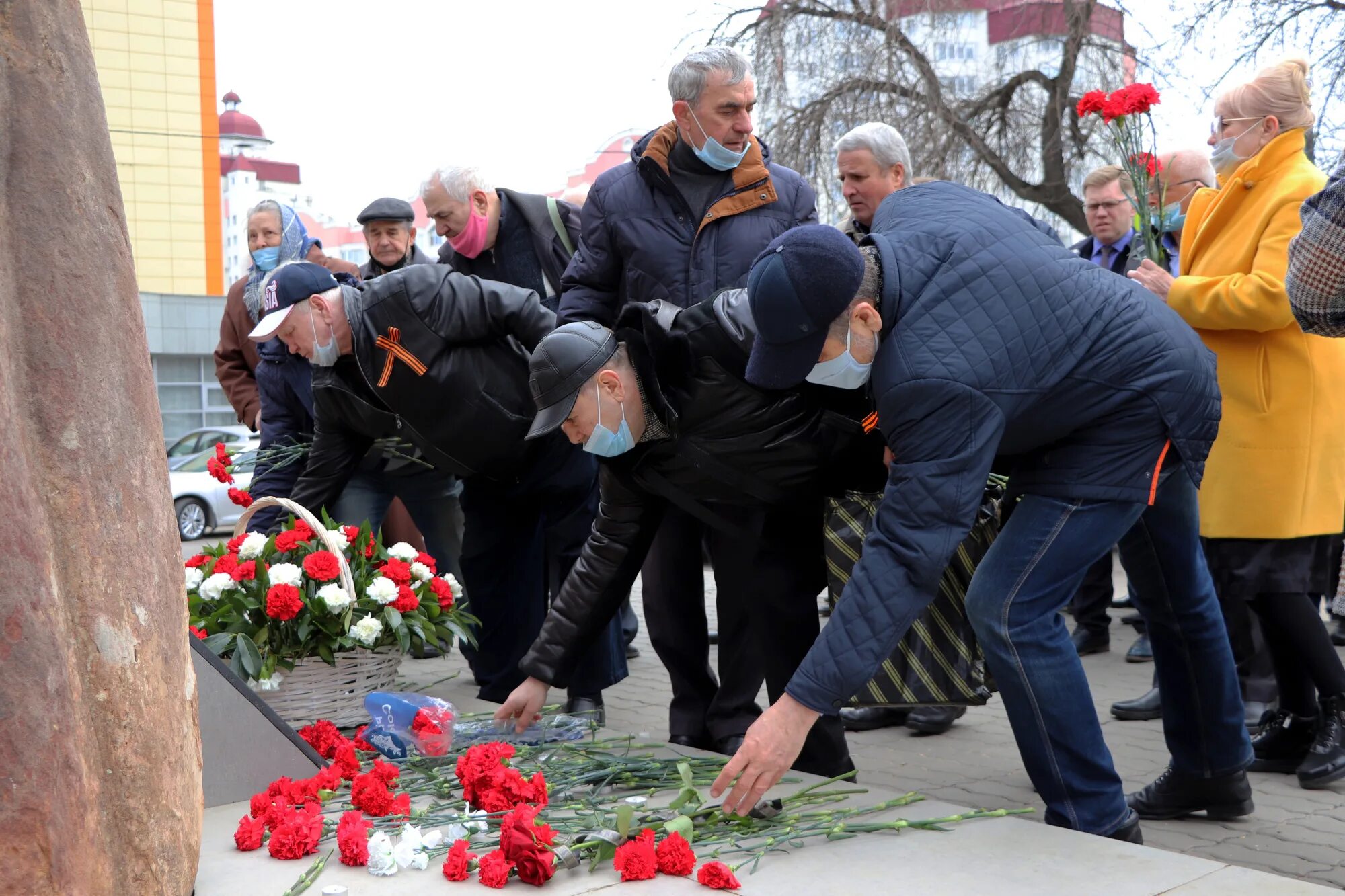 38 лет чернобыльской аварии. Возложение цветов в годовщину Чернобыльской катастрофы. Авария на ЧАЭС 1991. Чернобыль трагедия. МЧС России авария ЧАЭС.