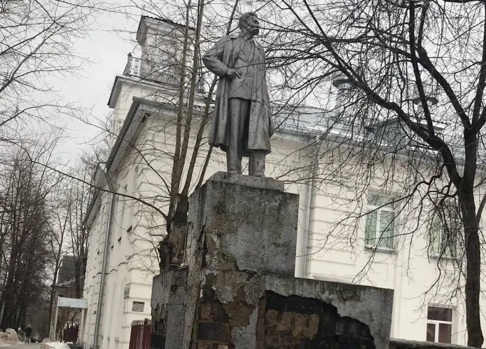 М горького пермь. Памятник Горькому в Перми. Памятник Горькому в Перми ПГНИУ. Памятник Максиму Горькому Пермь Гайва.