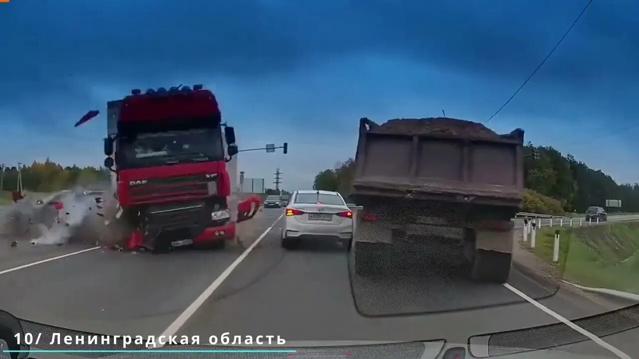 Видео аварии с грузовиком. Видео аварии с грузовиком. Видео аварии с грузовиком. Видео аварии с грузовиком. Как складываются фуры видео.