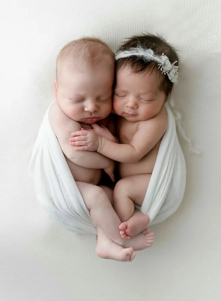 Двойняшки картинки девочка и мальчик. Двойняшки. Королевская двойня. Малыши двойняшки. Новорожденные Близнецы.
