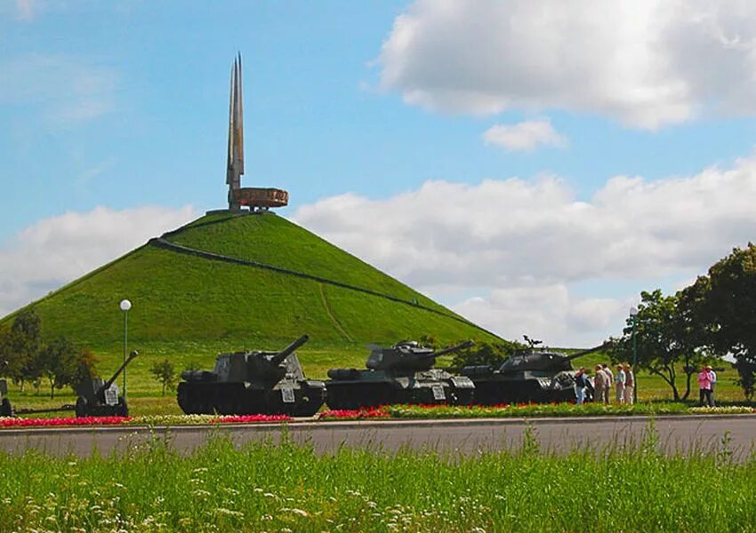 Памятники войны в беларуси. Мемориальный комплекс Курган славы Минск. Курган славы мемориал Белоруссия. Курган славы памятники Великой Отечественной войны в Белоруссии. Памятник Курган славы в Минске.