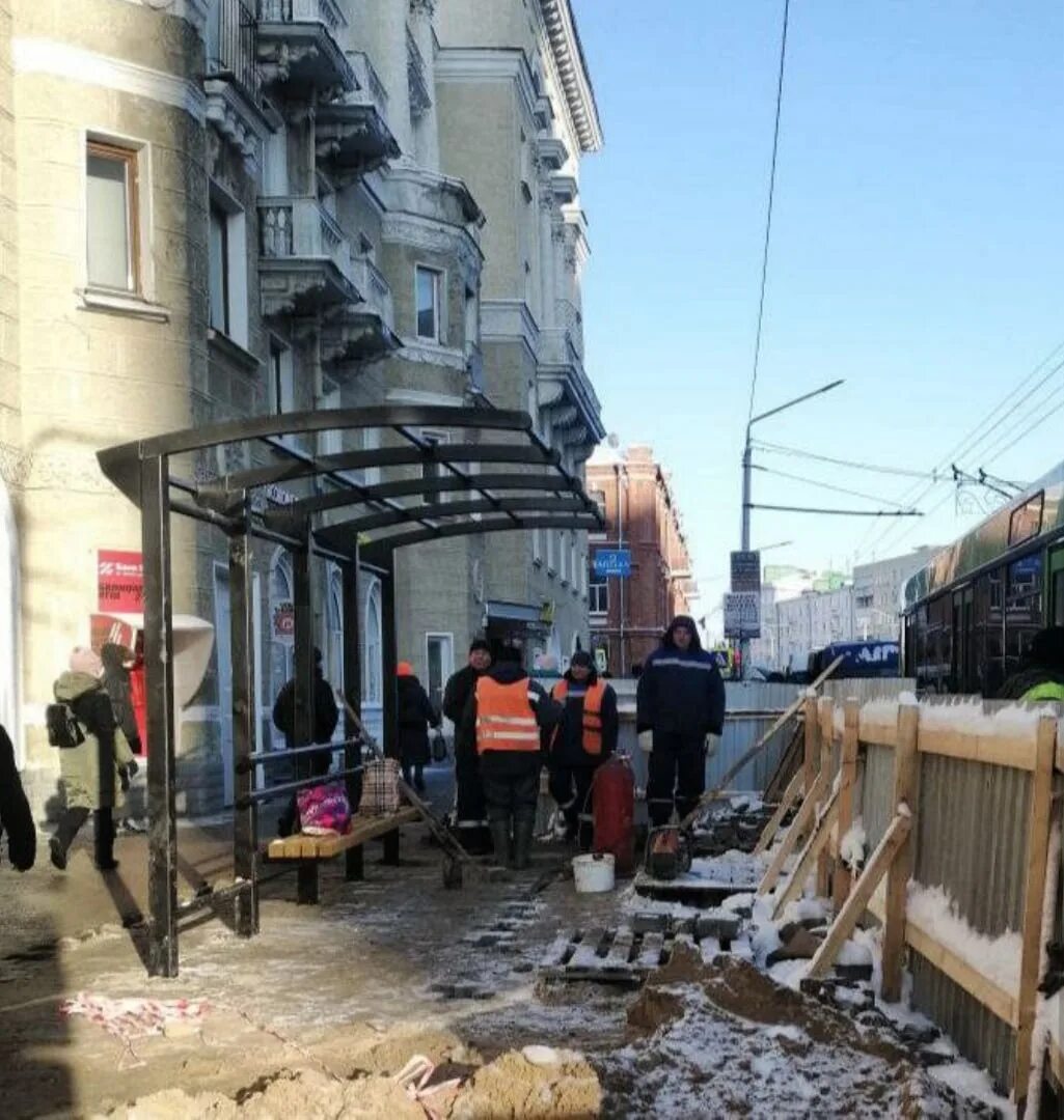 Напротив ЦУМ. Остановка напротив ЦУМА. Банк напротив универмага. Остановка перед ЦУМОМ Киров. Напротив универмага