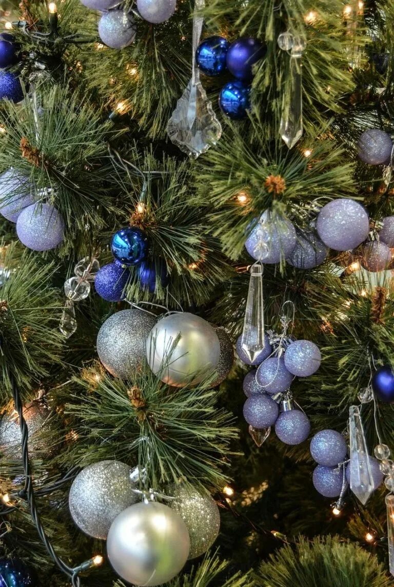 новогодняя елочка. новогодняя елочка. елка с игрушками. новогодняя елка на белом фоне. наряжаем елку.