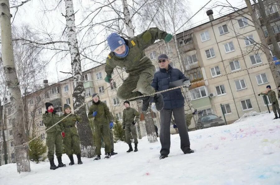 Военно спортивная игра защитники Отечества. Командир ОМОН Удмуртии. Фото Военная игра Зарница в сельской школе в день защитника Отечества. Зарница игра в снегу.