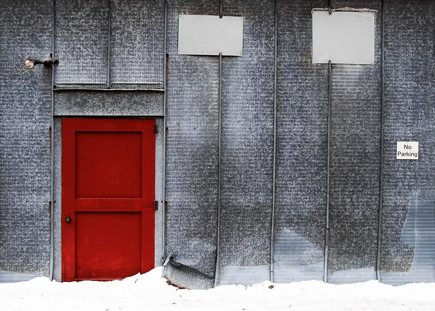 Красная дверь. Красная входная дверь. Стена с дверью фон. Дверь на улицу.