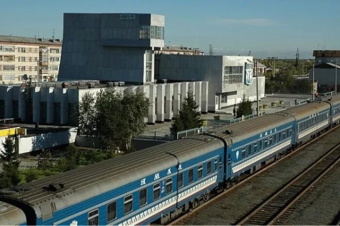 Пыть-ях жд вокзал. Пыть ях жд станция. Жд пыть ях. Вокзал пыть-ях 1997. Жд пыть ях.