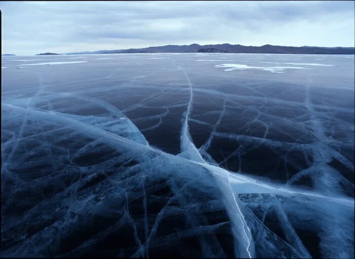 Трещины озера. Озеро Байкал становые щели. Байкал трещины на льду. Треснувший лед. Vnhtobyf YF ,fqrfkt KTL.
