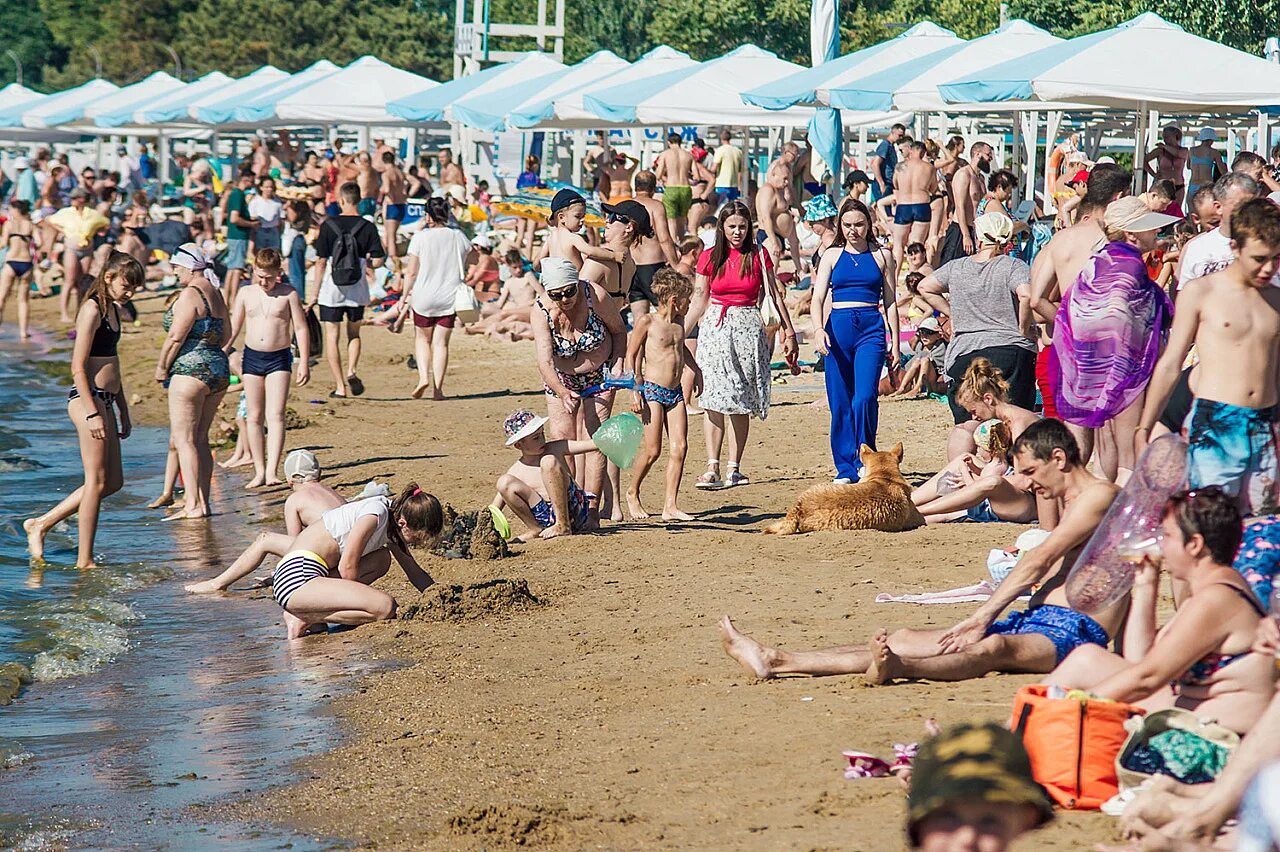 Анапа 30 июня. Много людей на пляже. Черное море пляж. Городской пляж. Черное море пляж люди.