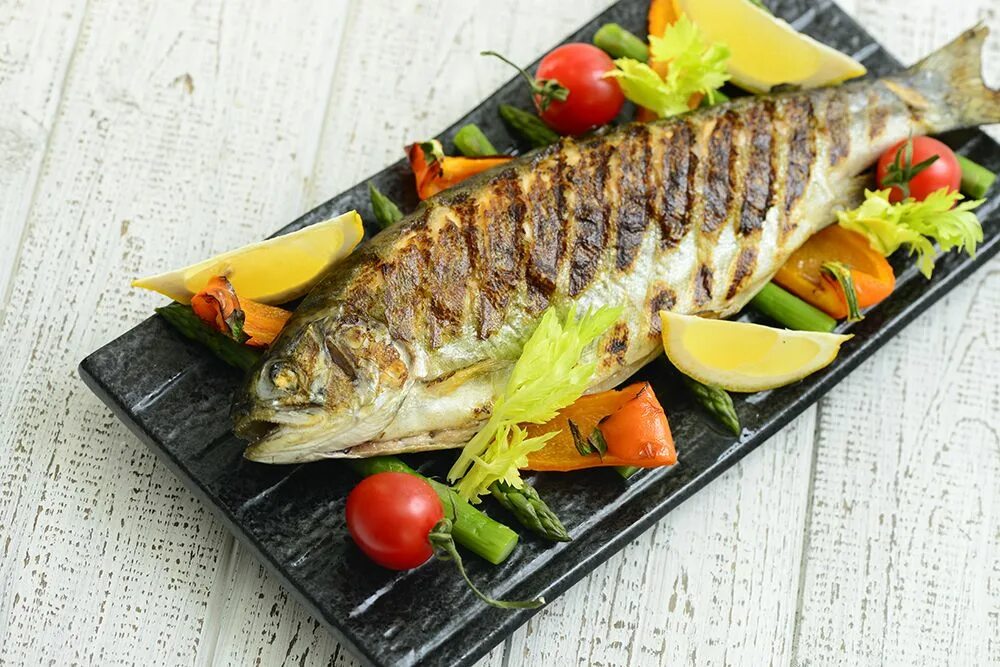 Стейк из форели в духовке. Запеченная форель целиком с лимоном. Запеченная крымская форель. Форель с лимоном. Форель запеченная с лимоном.