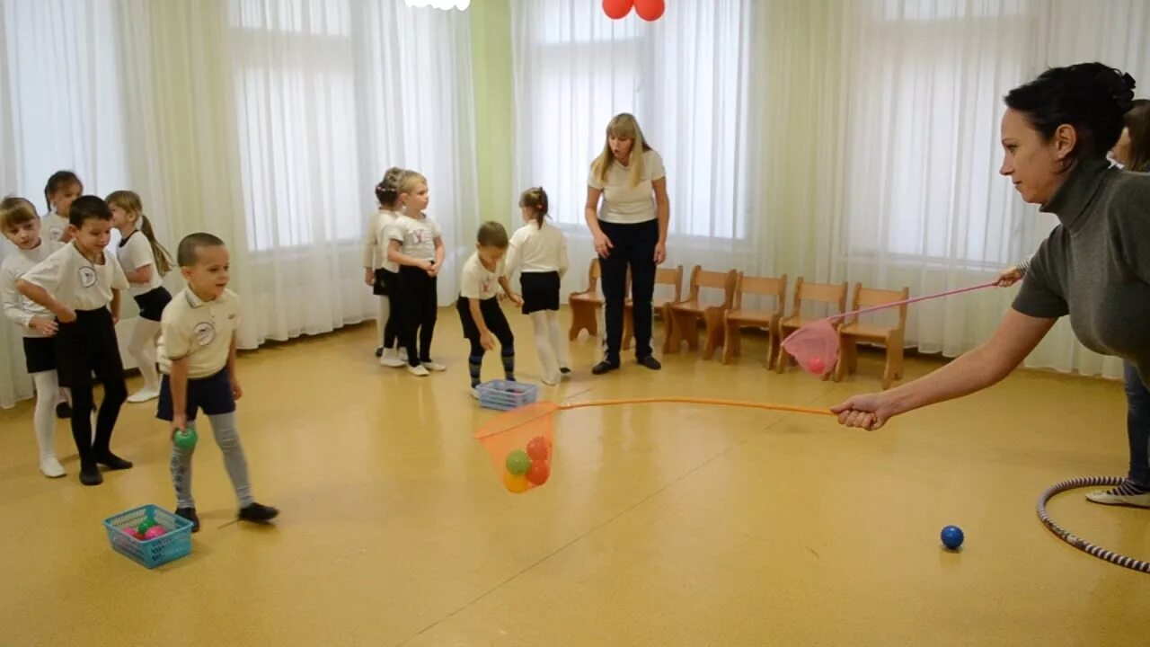 Метание в детском саду. Метание в средней группе. Игры для мам в детском саду Веселые. Ловлю мяча старшая группа садик. Игры с мячом с мамой