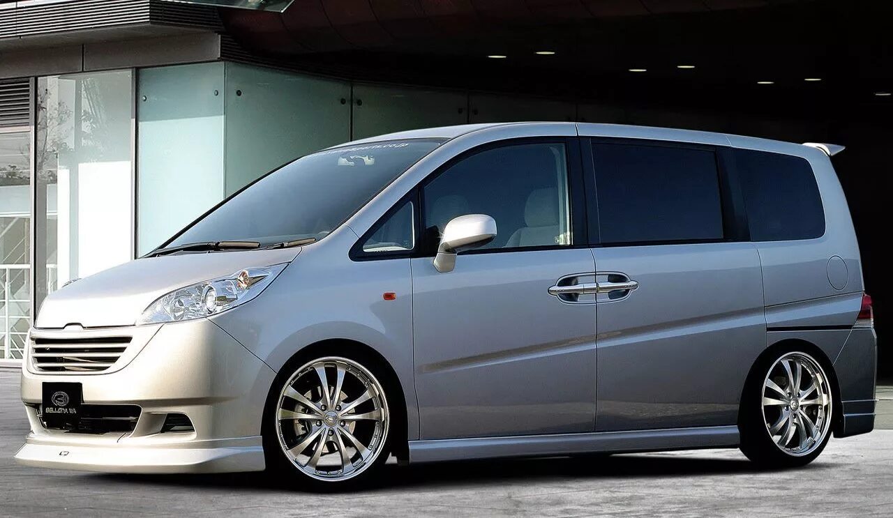 Микроавтобус из японии. Honda минивэн stepwgn. honda stepwgn spada. микроавтобус хонда степвагон. хонда степвагон 3 поколения.