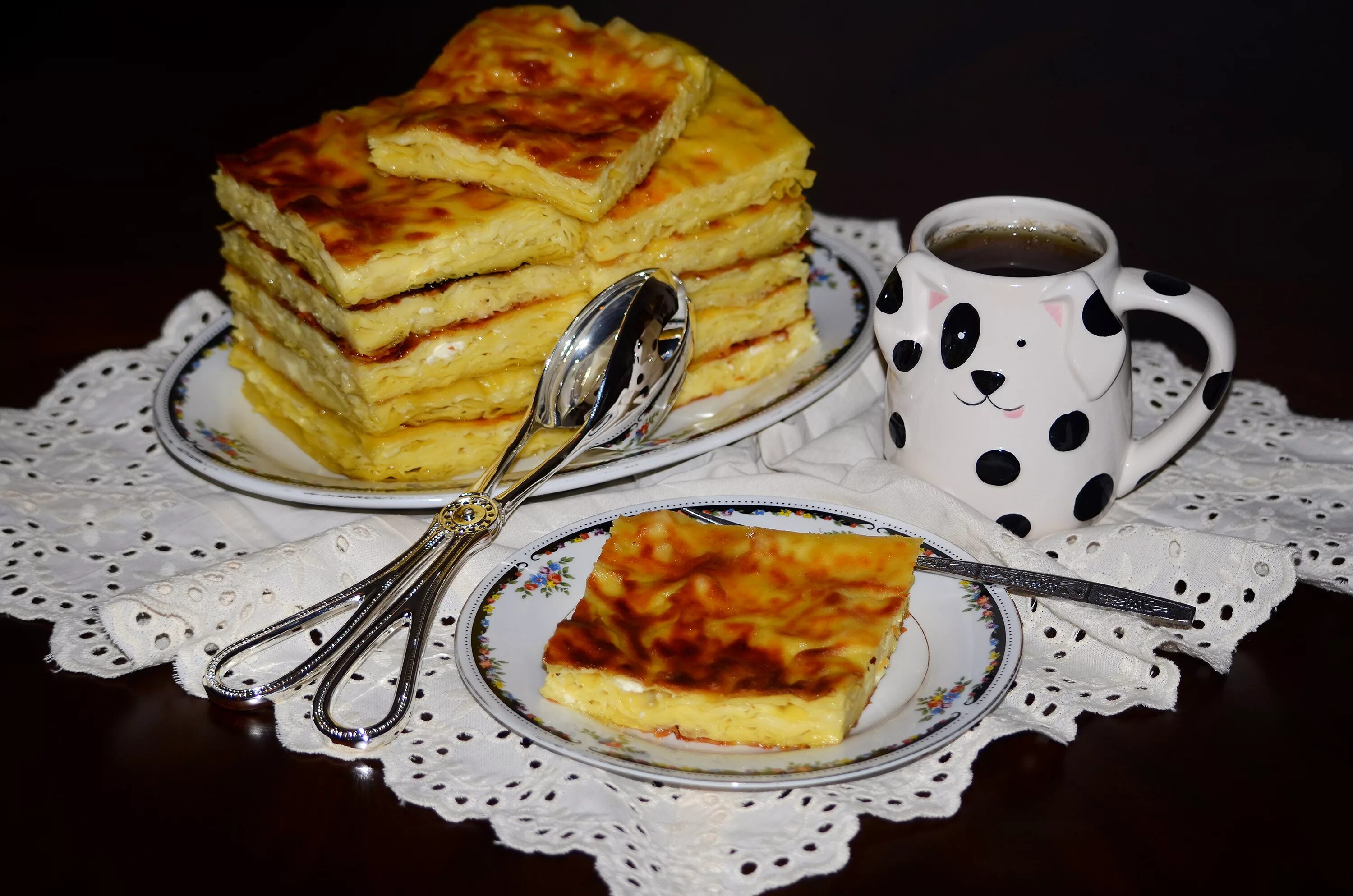 Вкусненькое к чаю. Чай с пирогом. Чаепитие с пирогами. Пирожки с чаем. Чай с блинами.