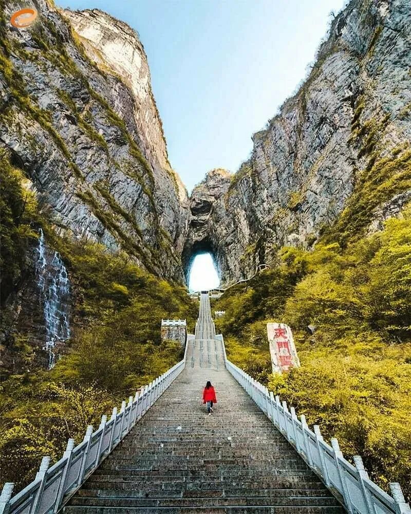 Небесная арка. Тяньмэнь небесные врата Китай. Пещера небесные врата гора Тяньмэнь. Чжанцзяцзе небесные ворота.