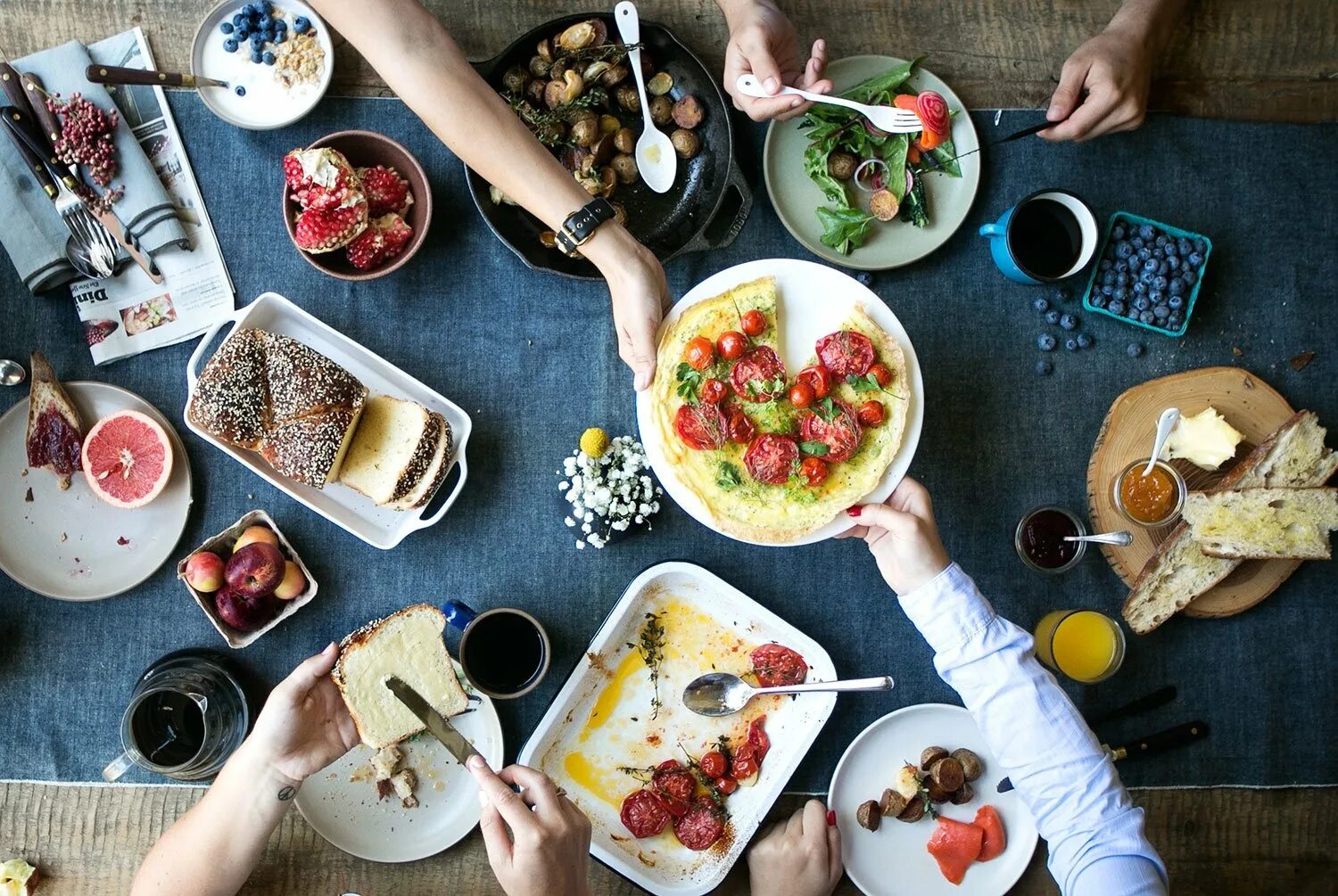 Еда для детей. Еда под углом сверху. Плотный прием пищи. Сам выбираешь еду. Дети едят фаст фуд.