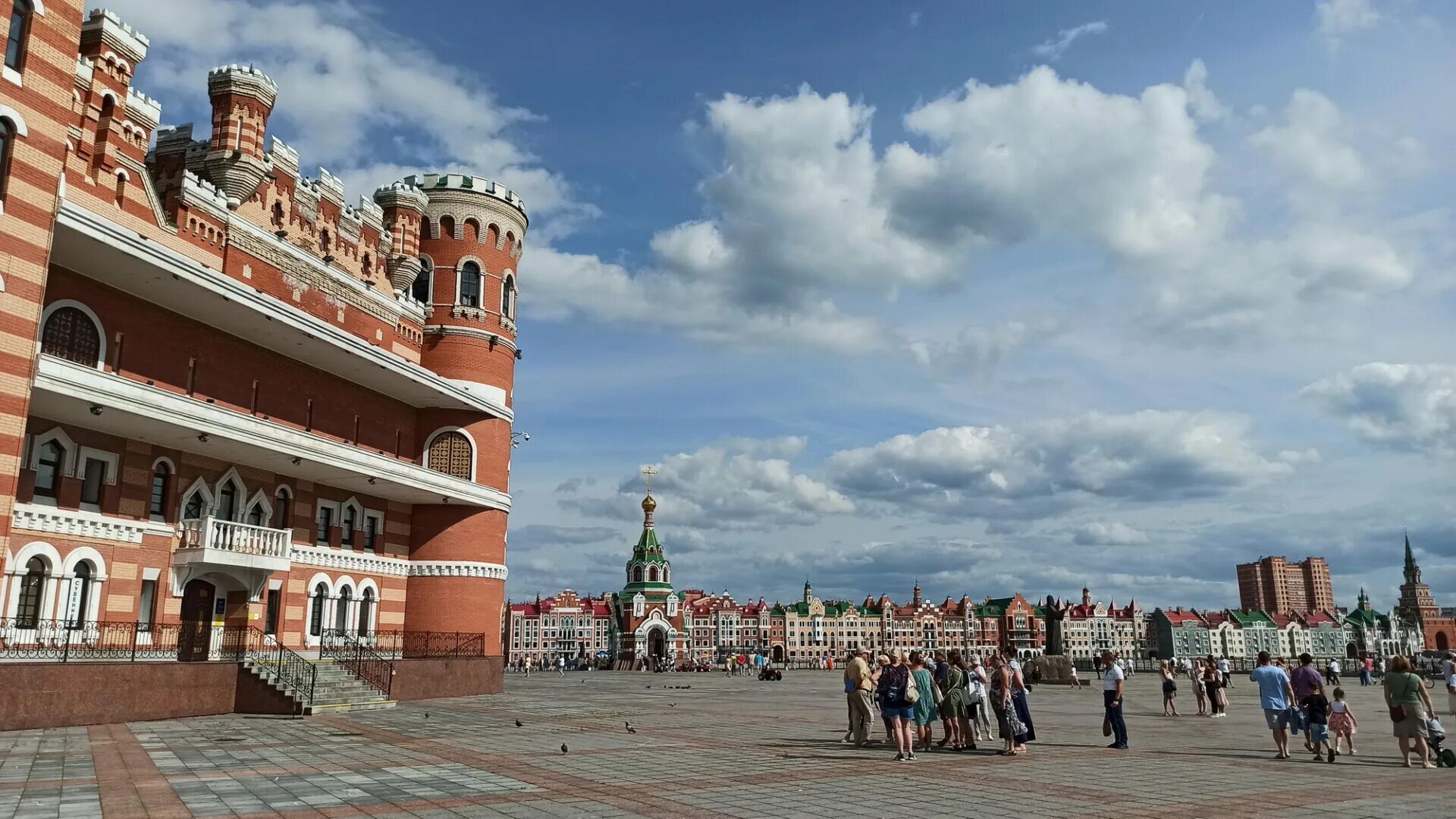 Прокат в йошкар оле. Йошкар-Ола. Патриаршая площадь в Йошкар-Оле. Площадь Патриарших Йошкар-Ола сцена. Worwaut 12 на Патриаршей площади в Йошкар-Ола.