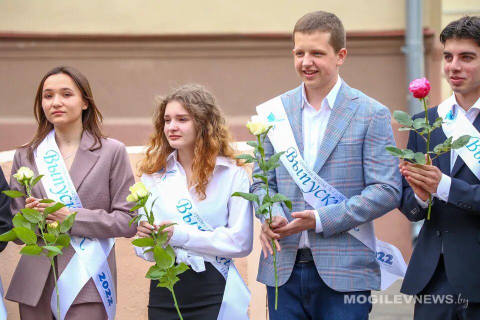 Школа 21 могилев. Могилев школа 21. Фотографии выпускников школы. Школа 42 Могилев. Фотосессия группы выпускников.