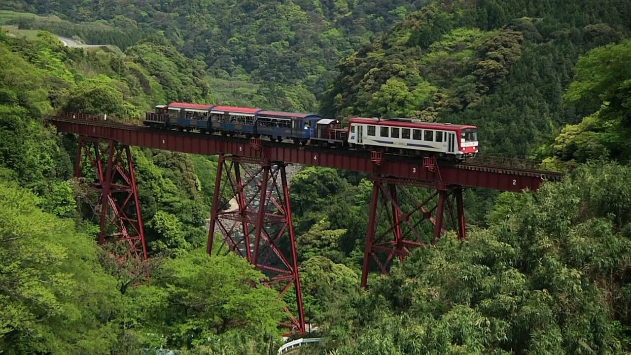 World most dangerous. ASO Minami Route в Японии. Оита Япония железная дорога в лесу. Железная дорога через лес. Оита, Япония. Минамиасо–Такамори.