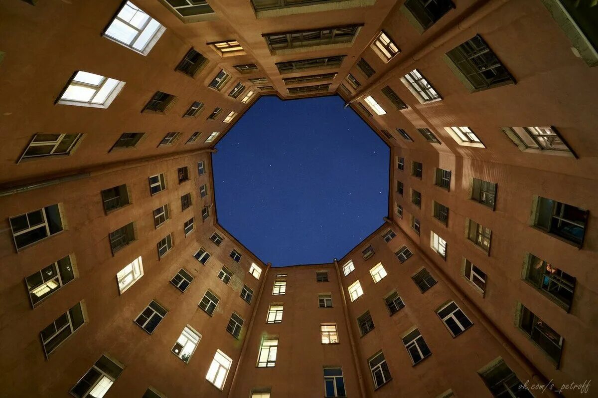 питер дворы колодцы. двор колодец спб. питер кирочная 22. двор-колодец «мальтийская звезда». дворы колодцы петербурга.