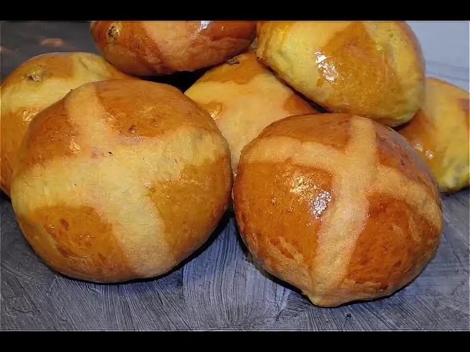 Рецепт вкусных булочек на пасху. Крестовая булочка. английские пасхальные крестовые булочки. булочки на пасху фото. белорусские булки на пасху.