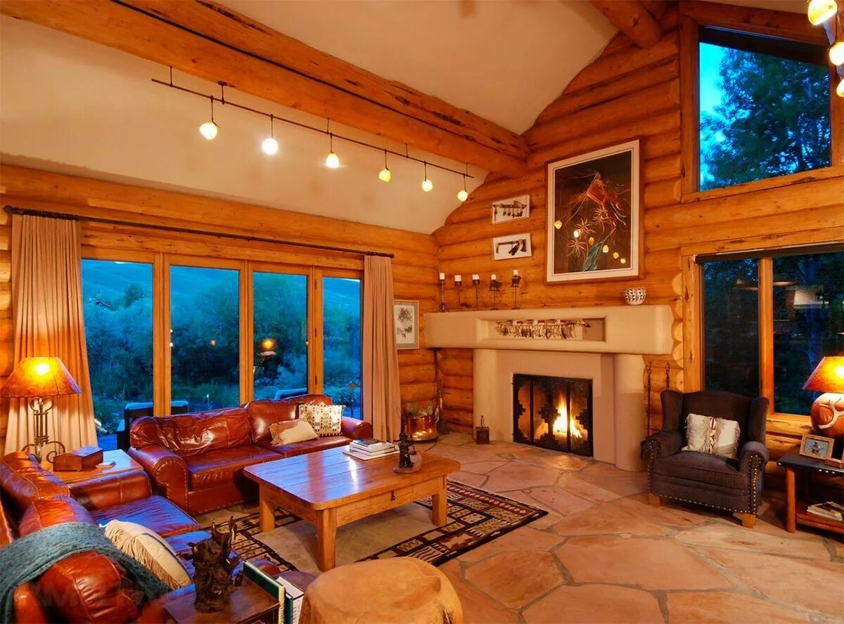 Красивый свет в доме. Уютный деревянный домик с камином. Уютный деревянный домик внутри. Интерьер в деревянном доме. Уютный деревянный интерьер.