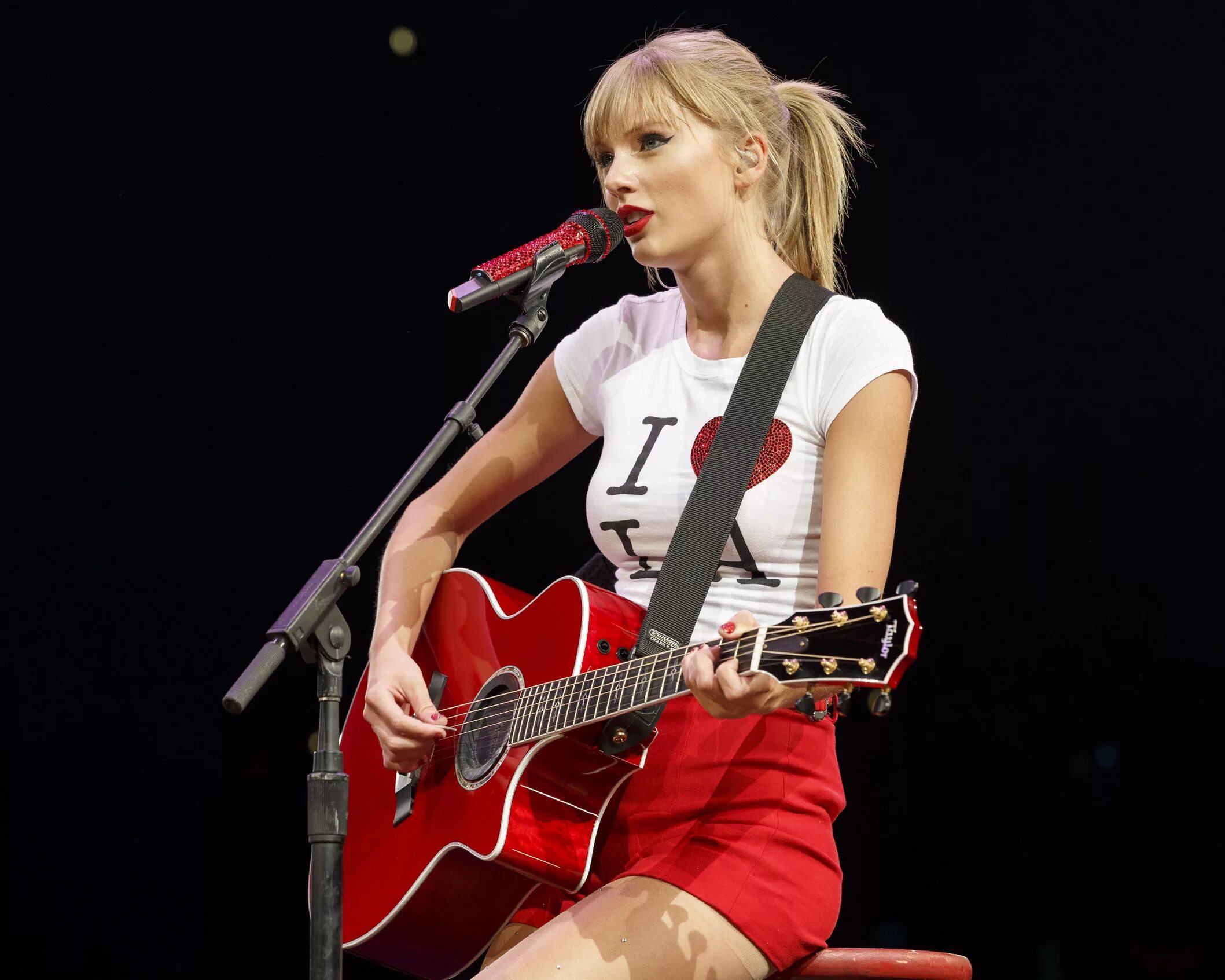 Taylor swift red. Тейлор свифт ред. тейлор свифт с гитарой red. taylor swift с гитарой. taylor swift red live.